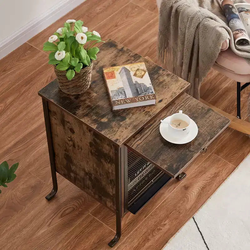 Table de chevet VECELO avec plateau coulissant et étagère de rangement à 2 niveaux, table d'appoint/bout de canapé à cadre en acier pour petits espaces, marron