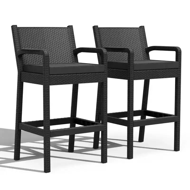 Tabourets de bar à dossier bas en rotin marron avec coussin et accoudoirs, lot de 2