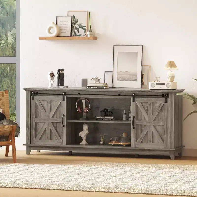 Meuble TV de ferme pour téléviseur 75 pouces avec portes coulissantes, étagères réglables et placards de rangement pour salon